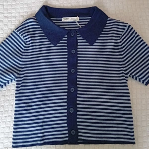 Blå randig tröja med knappar💙🩵 - En helt ny tröja med prislappen kvar. Original pris 199 kr säljer för 149 kr🤩