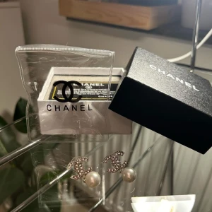 Chanel örhängen  - Örhängen med pärlor. ALDRIG använda! Allt kommer med.