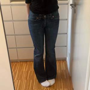 Supertrendiga lågmidjade bootcut jeans! Lite fransar längst ner på benen (se 3e bilden) men det är ju bara snyggt 😝 även hål i fickorna i fram men verkligen inget som stör 🫶trendigt röda på bakfickorna 😍 skriv för fler bilder eller vid frågor 😊