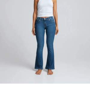 Säljer ett par blåa bootcut jeans från BIK BOK, i NYSKICK!!! Storlek S, köpta för 600kr i butik