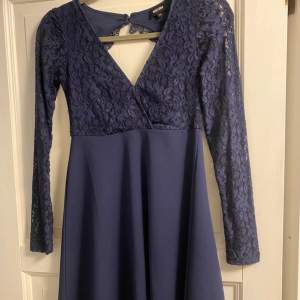 Jättefin marinblå klänning från bubbleroom med öppen rygg! 😊