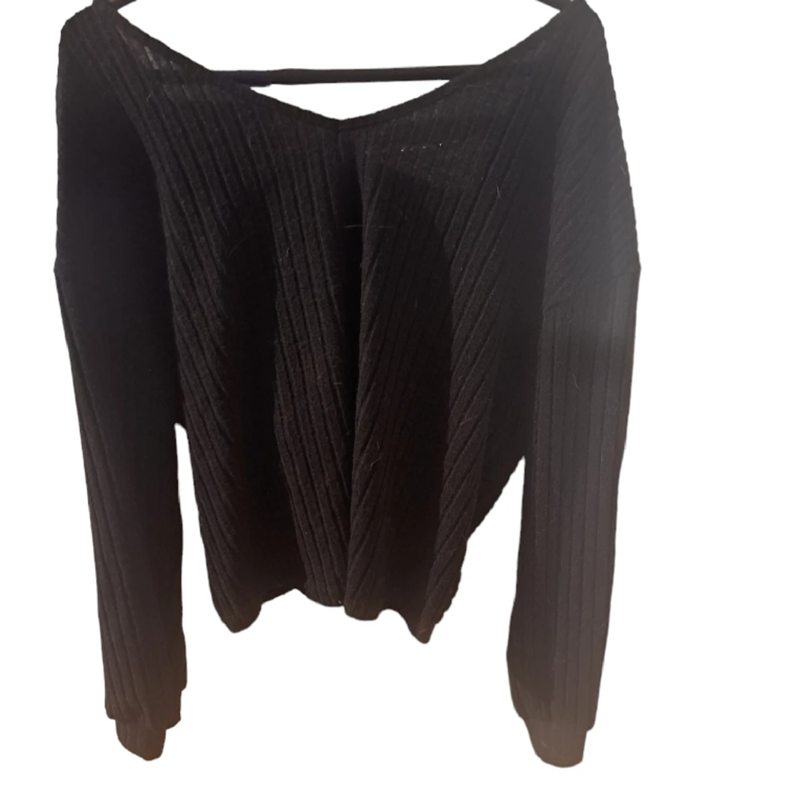 Tröja med djup urringning i ryggen och pärldekor storlek small - 90