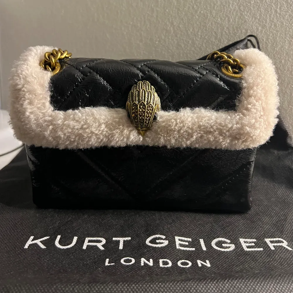 Säljer min unika Kurt Geiger väska, använd 1 gång så i absolut nyskick.   Kolla gärna mina andra annonser, kom med prisförslag då jag vill bli av med allt inför flytt❣️. Väskor.
