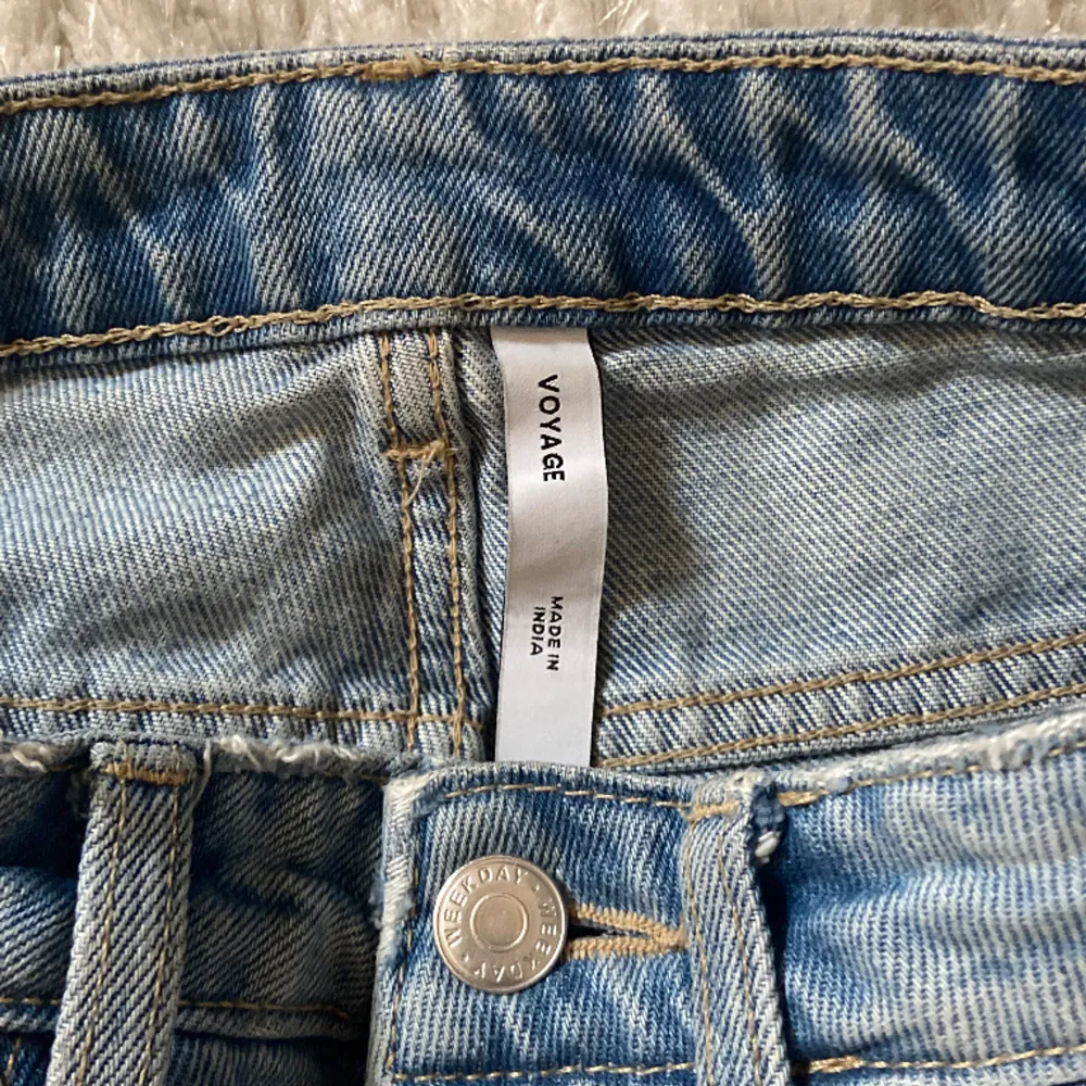 Raka ljusblå Weekday jeans i modellen Voyage i storlek 24. (Använda i bra skick). Jeans & Byxor.