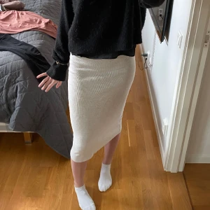 Midi kjol - Säljer denna kjol från zara i mjukt material! Använt fåtal gånger! Nypris 300kr 💕