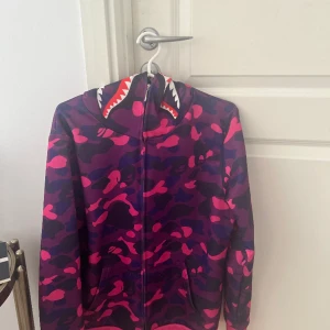 Bape hoodie - Bape hoodie lila. Den är fak3. Inte äkta. Har en liten fläck av plast 