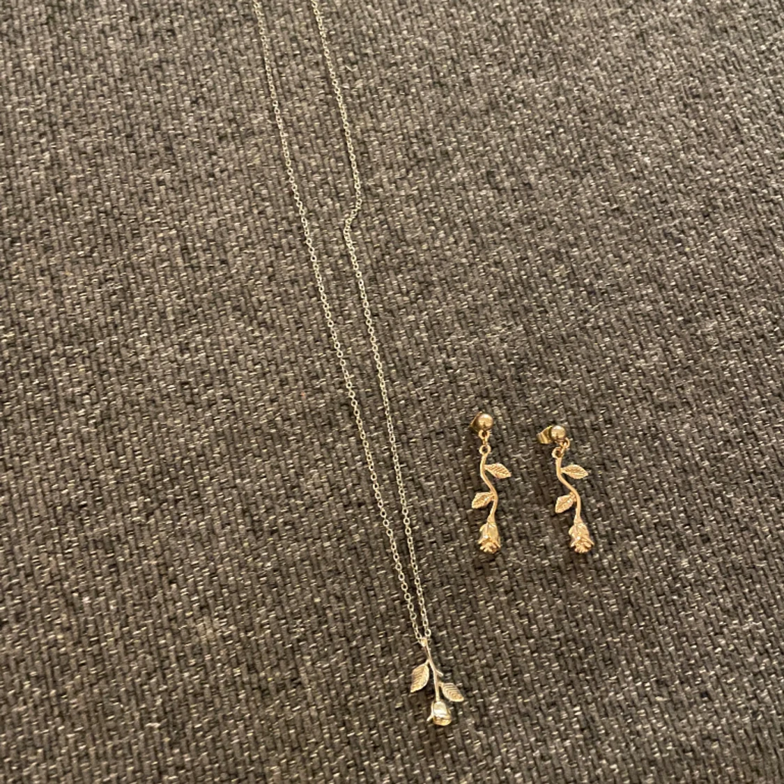 Set halsband o örhängen