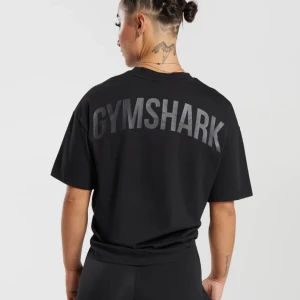Gymshark t-shirt oanvänd  - En oversized t-shirt från gymshark. Helt oanvänd och otestad då jag fick två exakt likadana i present!🤍  (Prislapp finns kvar) 
