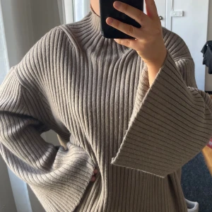 Beige stickad tröja - Knappt använd stickat tröja från H&M. 