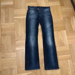 lågmidjade jeans  - jättefina jeans från by crocket  superbra skick knappt använda  28/32 men passar även 26-27/32  är 169 och de är perfekta i längden  inte så stretchiga  lågmidjade  
