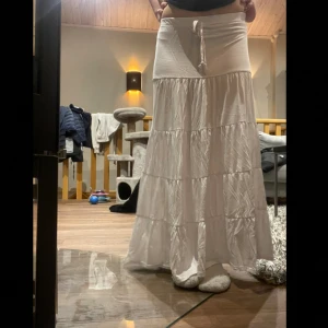 Vit sommarkjol  - Lång, vit kjol från Boohoo i storlek 34💕Den är lite smått genomskinlig och lappen sitter fortfarande kvar. Jag är 160 cm lång och kjolen räcker precis ner till mina fötter💗