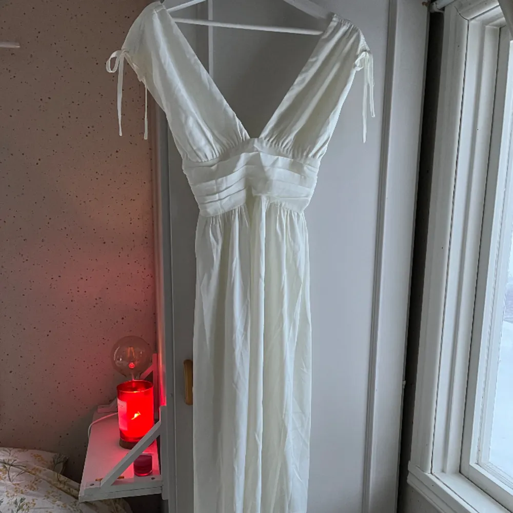 Såå vacker klänning som jag köpte men aldrig använde! Prislappen kvar 💕☺️🌷 Materialet liknar siden/satin ☁️🫧. Klänningar.