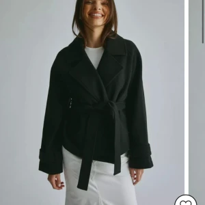 Kappa vero moda - Vero Moda kappa. Använd i en månad.  Köpte för 699kr.  Nyskick. Storlek S