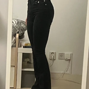 svarta jeans  - ett par svarta jeans💕 Säljer pga har ett par andra svarta jeans🫶Köpa på lager 157 för 350kr. Jätte bra kvalite på de, knappt använda 🥰 Passar jätte bra med en stickad tröja🫶Kan diskutera pris vid snabb affär ❤️