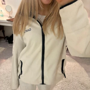 Gant vårjacka/fleece - Så sjukt cool o ball gant fleece/jacka. Thriftade den i sthlm för 800 men har ej fått den användningen för den som jag trodde. Säljer nu vidare därav🫶🏼💕