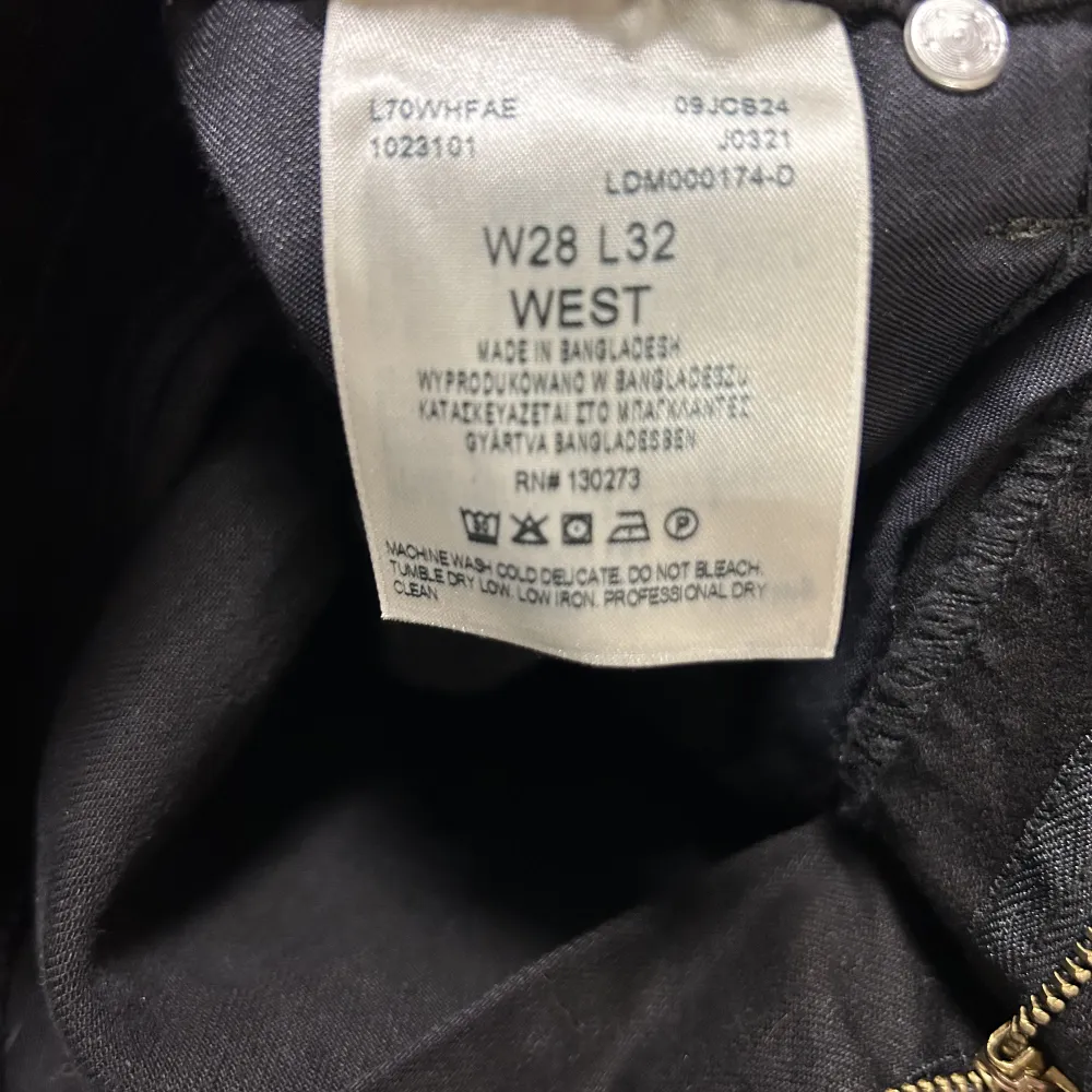 Säljer den här Lee jeansen som är i riktigtbra skick använda bara 2 gånger, storlek W28/L32. Jeans & Byxor.