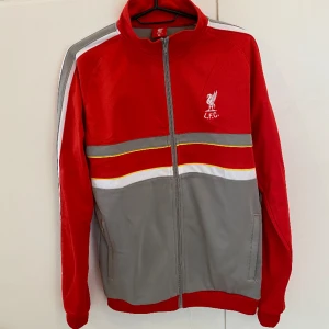 Liverpool Träningsjacka  - Storlek M, nyproduktion framtagen att hylla säsongen 1986, använd endast en gång, nypris 799kr