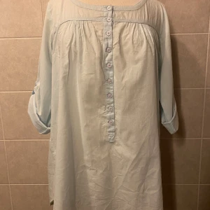 Skjorta dam strl 40 GinaTricot  - Ljusblå  100% bomull  Modellen heter Ronja Shirt