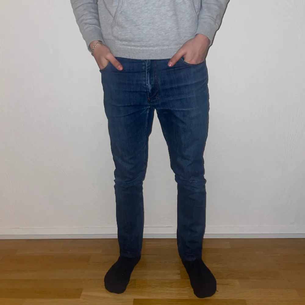 Riktigt schyssta Yves saint Laurent jeans med skön tvätt. Nypris ungefär 5500, vårt pris 1099. Modellen är 175 och väger 60kg, för mer bilder eller frågor är det bara att höra av er!. Jeans & Byxor.