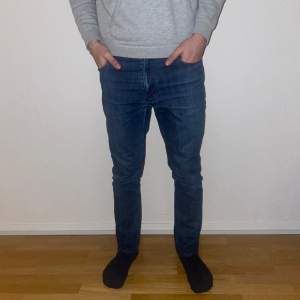Riktigt schyssta Yves saint Laurent jeans med skön tvätt. Nypris ungefär 5500, vårt pris 1099. Modellen är 175 och väger 60kg, för mer bilder eller frågor är det bara att höra av er!