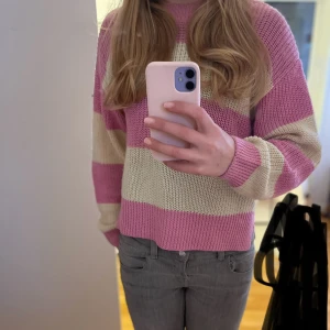 Stickad tröja  - Stickad tröja från Gina i rosa och krämvit, i storlek 146-158💕 säljer pga för liten och inte så stor användnin för den längre💗