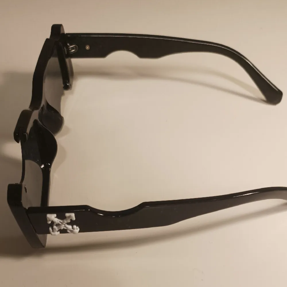 Off white goggles Cady cut-out White-on black 1:1 kopior Nyskick. Accessoarer.