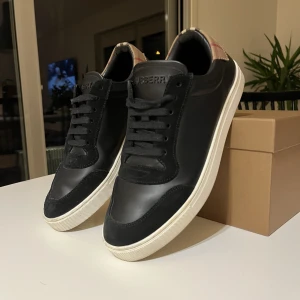 Burberry skor! - Säljer mina Rkt feta burberry skor! Helt nya. Nypris runt 6000! Allt OG ingår, kvitto osv. Strlk 40 men psr 41! Kom privat för fler frågor🔥🍾