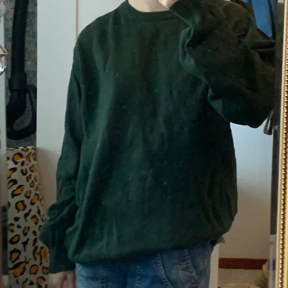 Fin mörkgrön sweater som jag fått av min moster💚 Har använt den hyfsat mycket med i fint skick!! Lite ”tyngre” material :) Jag är vanligtvis storlek XS/S och denna tröjan är storek L som sitter oversized ☺️🫶 Om ni har frågor är det bara att fråga <3⭐️ . Tröjor & Koftor.