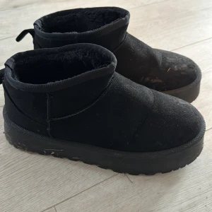 Uggs - Jag säljer ett par oäkta uggs i lägre modell.  Det är storlek 38 och dem passar mig och jag  har använt dem 3ggr och sen har dem bara legat i garderoben då dem inte kommer till användning. 