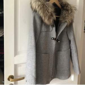 🌷Säljer denna gråa trendiga jackan från Zara. Pågrund av att den är liten på mig, använd ett få tal gånger. 🌷