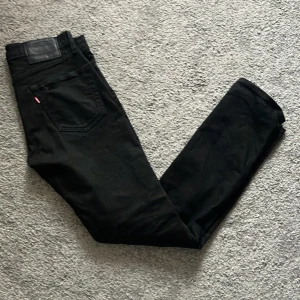 Levis 511 Premium (slim) - Tja! Vi säljer ett par Levis 511 premium i gott skick. Byxorna har en liten slitning på höger bakficka (fråga om bild) men har annars inga defekter! Tveka inte att kontakta oss om ni har mera frågor.   Allt gått///Axel och Knut!