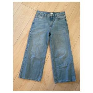 Jeans i storlek 40 från Gina tricot, i princip nyskick då de bara är använda kanske 2-3 gånger.