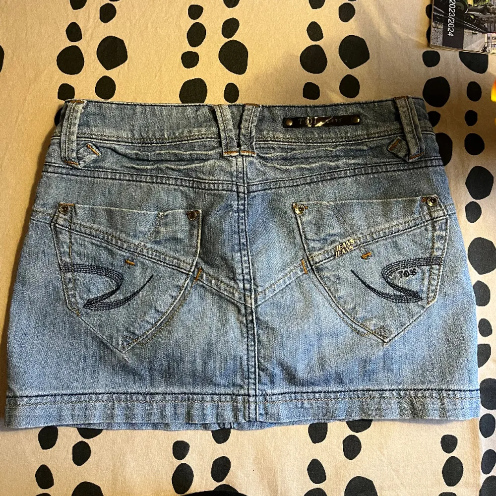 Skitsnygg denim minikjol köpt vintage som tyvärr är för liten (mått 36-37 i midja 30 längd) assnygg tvätt med fina fickor och detaljer baktill i mycket bra kvalitet. De. Är lite ljusare än på bilderna det blev lite dålig kvalitet av någon anledning❤️. Kjolar.