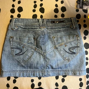 Vintage minikjol - Skitsnygg denim minikjol köpt vintage som tyvärr är för liten (mått 36-37 i midja 30 längd) assnygg tvätt med fina fickor och detaljer baktill i mycket bra kvalitet. De. Är lite ljusare än på bilderna det blev lite dålig kvalitet av någon anledning❤️