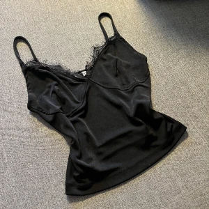 Spetslinne  - så fint spetslinne från na-kd. Nästan aldrig använd så nästintill nyskick. Kontakta mig gärna vid frågor💞