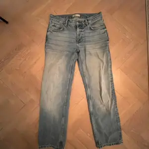 Hej! Jag säljer mina ljusblåa lowwaist jeans ifrån GinaTricot strl 36/S då dom blivit lite för stora för mig.  Jättefint skick och väldigt bekväma.