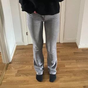 Gråa jeans - Säljer dessa gråa jeans ifrån only då dom inte längre kommer till någon användning.