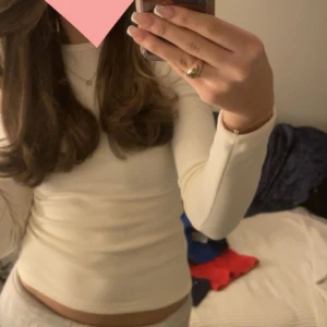 Snygg fodrad topp (oanvänd) - Super fin topp perfekt på vintern, den är jätte varm och skön men också snygg! Ser ut som en helt vanlig vit topp. Storlek xs men skulle säga xxs-xs☺️ endast testad hemma!