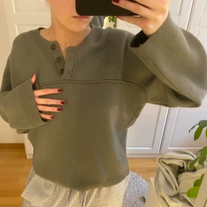 Tröja  - Tjock och rejäl tröja från Zara! Med knappar i kragen som ger en fin detalj! I en grön/grå färg! Köpt för 499kr