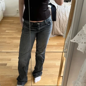 Gråa zara jeans - Gråa lågmidjade jeans från Zara, frakt tillkommer!