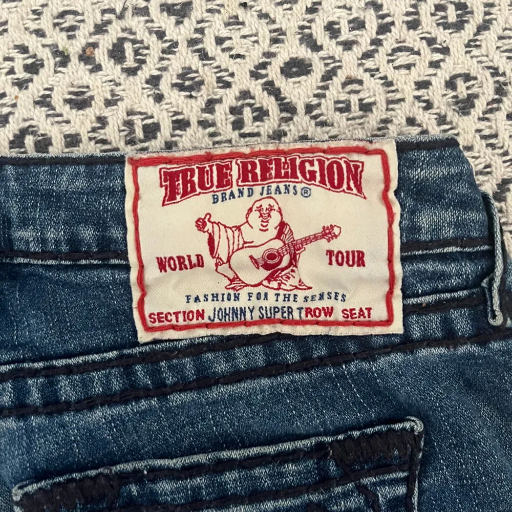 Jag säljer dessa helt oanvända True Religion jeans eftersom dem är lite för korta på mig som är ca. 178 cm lång. De är köpta i USA💕  Tryck på köp nu så skickar jag jeansen samma dag. Kan eventuellt också mötas upp i Göteborg😊. Jeans & Byxor.