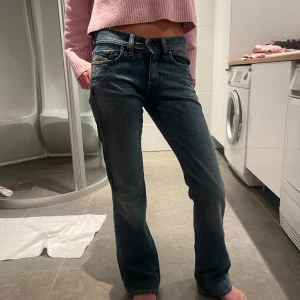 Diesel jeans  - Skit snygga lowrise diesel jeans, säljer då dem börjar bli lite tajta för mig (min kompis på bilden). Dem har varit mina favoriter hela förra året men ändå jätte bra skick! Skriv vid frågor eller vad som❤️