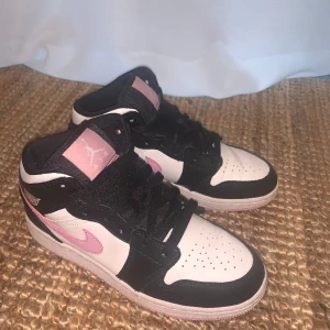 Air Jordan 1 Mid White Light Arctic Pink GS - Storlek: EU 36 ½ Inköpspris: 2215kr Endast använda ett fåtal gånger, säljer dem pga lite för små för mig tyvärr!
