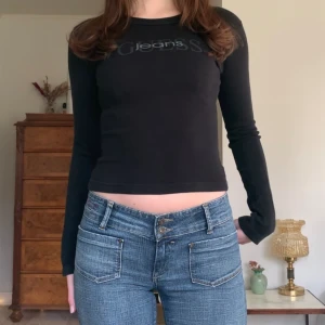 Vintage Guess-tröja - Svart långärmad topp med tryck, från Guess jeans! 🖤