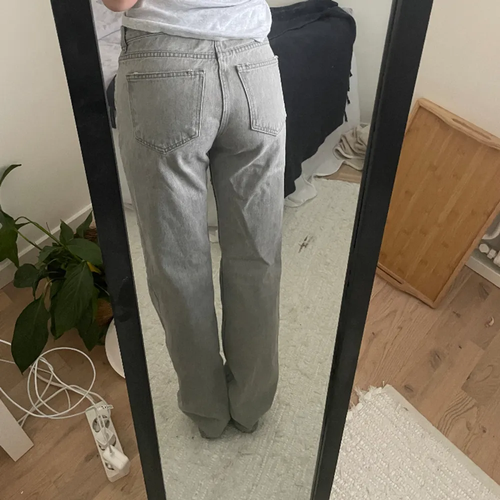 Gråa jeans från Ginatricot. De är lite högre i midjan och har en rak passform. En perfekt grå färg nu för våren!💞. Jeans & Byxor.