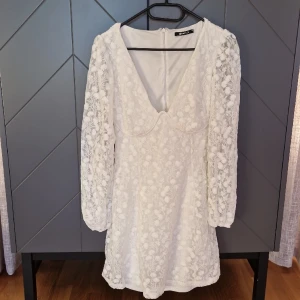 Vit sommarklänning - Min snygga studentklänning ska nu få ett nytt hem🥰 Inte genomskinlig alls, jag hade svarta cykelbyxor under och det syntes inte. Endast använd 1 gång på studenten. Nypris: 699kr