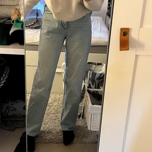 Ljusblå jeans  - Säljer dom här ljusblå midwaist jeansen🩵 mycket sköna, bra skick! 💙🩵