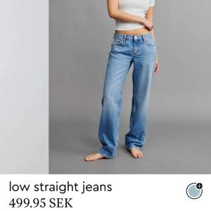 Säljer mina nydligen köpta Low waist jeans då de inte kommit till användning så många gånger🥺 Supersnygga, storlek 36🫶🏼 nypris 500.  (Är samma blåa färg som de modellen bär på bild 1)