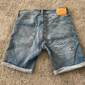 Jeansshorts, Jack & Jones - Ljusblå jeansshorts i stretchdenim.  Strl M, regular fit