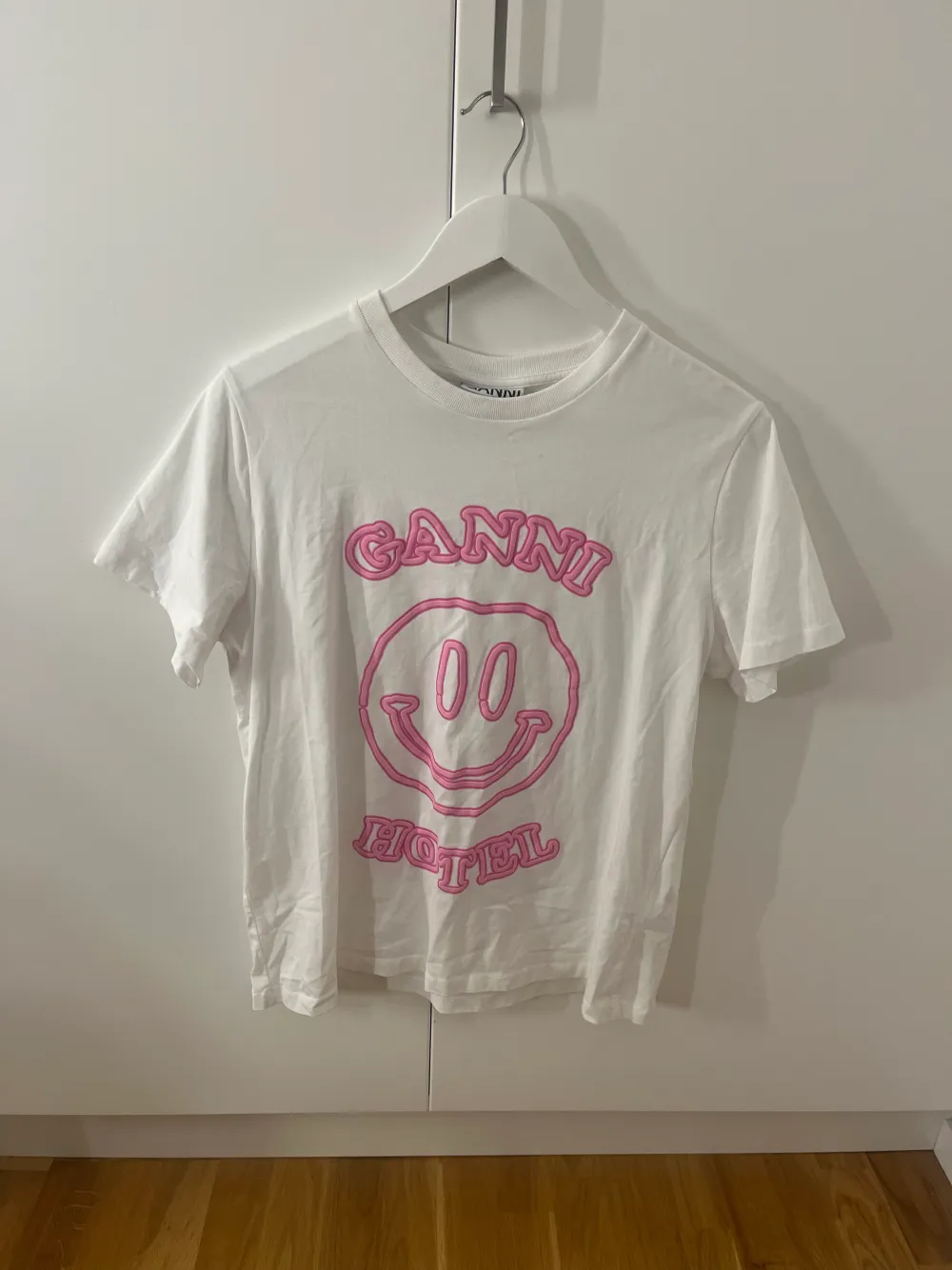 Jätte fin Ganni T-shirt  Använd några gånger  . T-shirts.